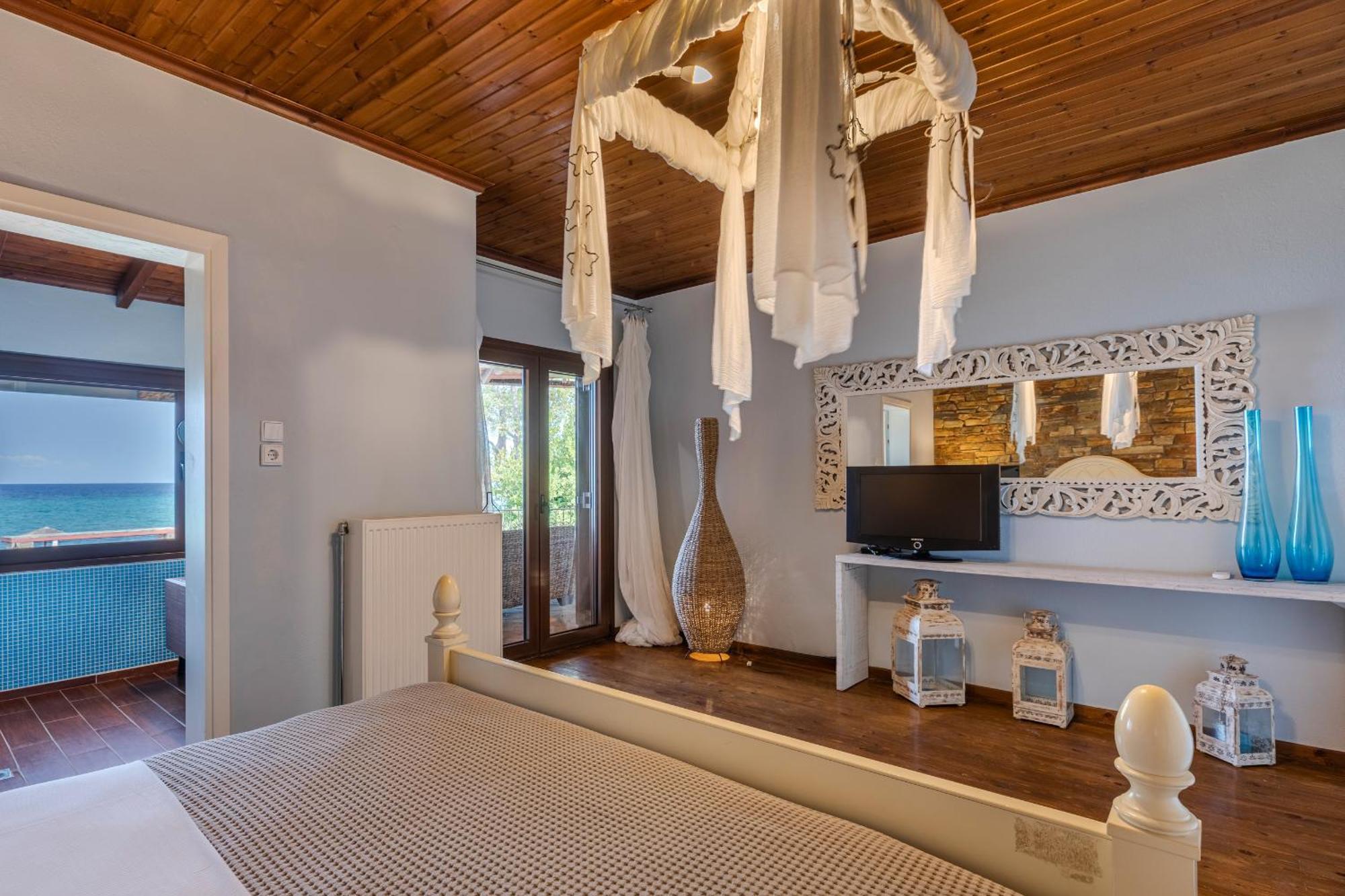 Efharis Beachfront Villa プラタモナス エクステリア 写真