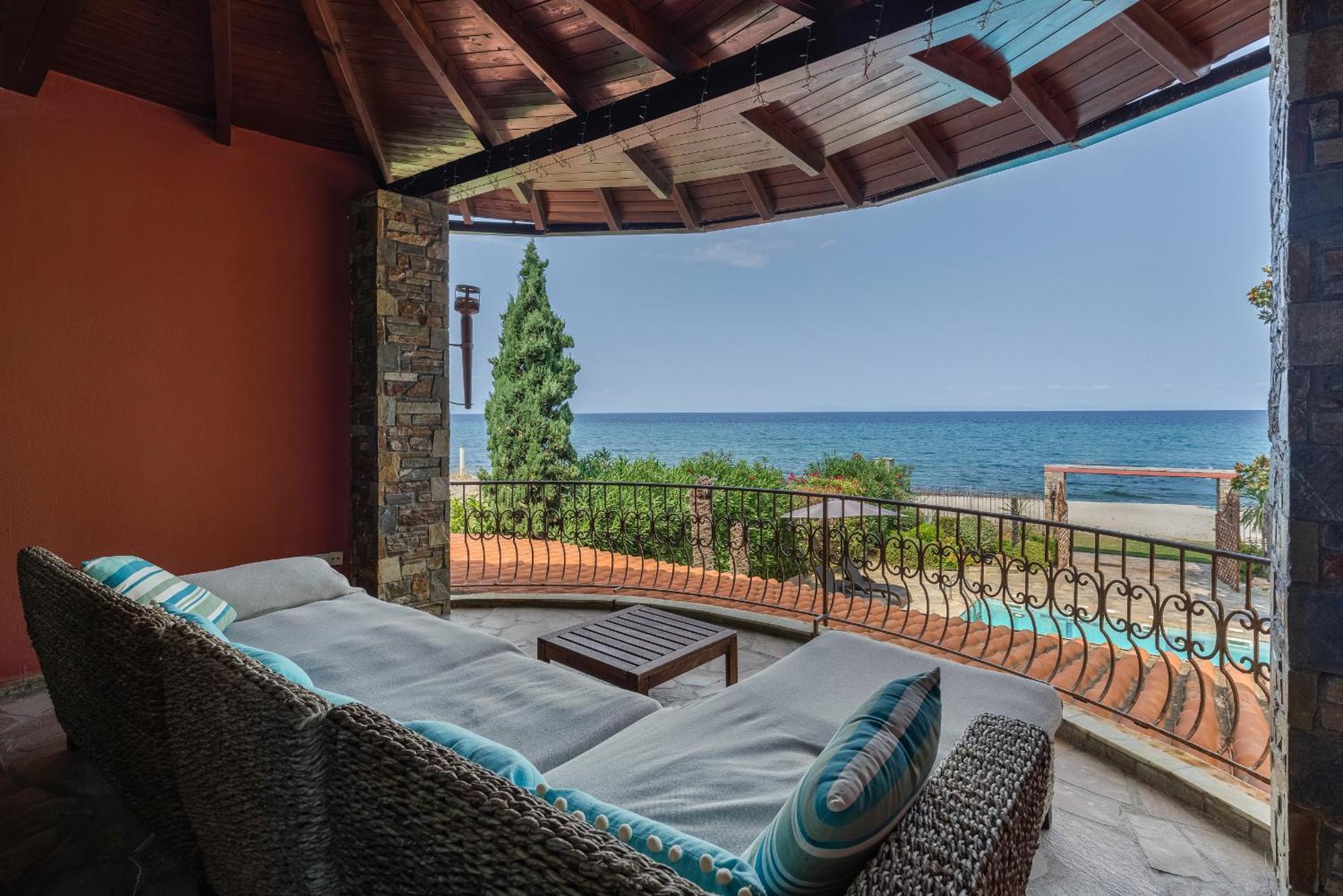 Efharis Beachfront Villa プラタモナス エクステリア 写真
