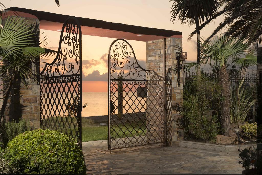 Efharis Beachfront Villa プラタモナス エクステリア 写真